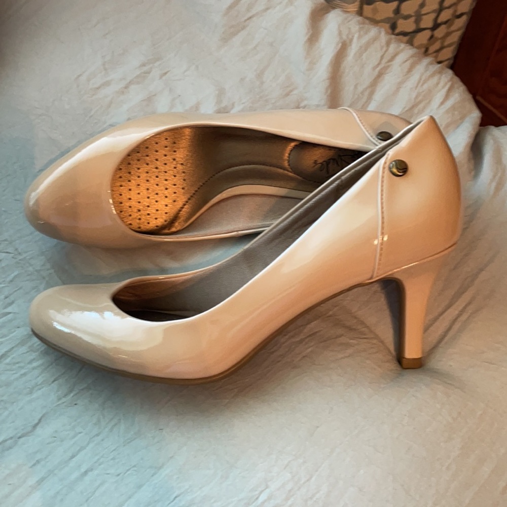 Life stride neutral heels, size 8 - Picture 3 of 4
